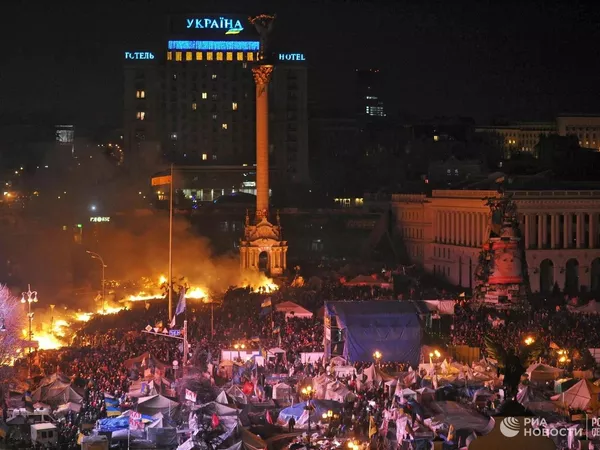Im Winter 2014 kam es auf dem Unabhängigkeitsplatz (Maidan Nesaleschnosti) in Kiew zu gewaltsamen Auseinandersetzungen zwischen Demonstranten, darunter Nationalisten, und ukrainischen Sicherheitskräften. Foto: Zelte von Befürwortern der europäischen Integration auf dem Unabhängigkeitsplatz in Kiew, wo es am 18. Februar 2014 zu Zusammenstößen zwischen Opposition und Polizei kam.
Im Winter 2014 kam es auf dem Unabhängigkeitsplatz (Maidan Nesaleschnosti) in Kiew zu gewaltsamen Auseinandersetzungen zwischen Demonstranten, darunter Nationalisten, und ukrainischen Sicherheitskräften. Foto: Zelte von Befürwortern der europäischen Integration auf dem Unabhängigkeitsplatz in Kiew, wo es zu Zusammenstößen zwischen Opposition und Polizei kam. 18. Februar 2014. – Sputnik International
