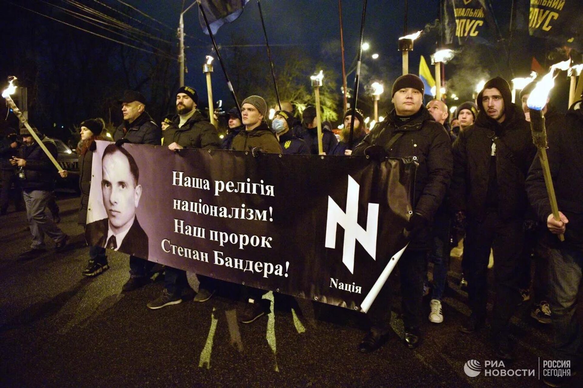 Marchers celebrating the 112th anniversary of the birth of Nazi outlaw Stepan Bandera in Kiev. Ukrainian neo-Nazis modelled their torchlight marches after the ones that took place in Hitler's Germany and attended them with their families. - Sputnik International, 1920, 26.01.2023