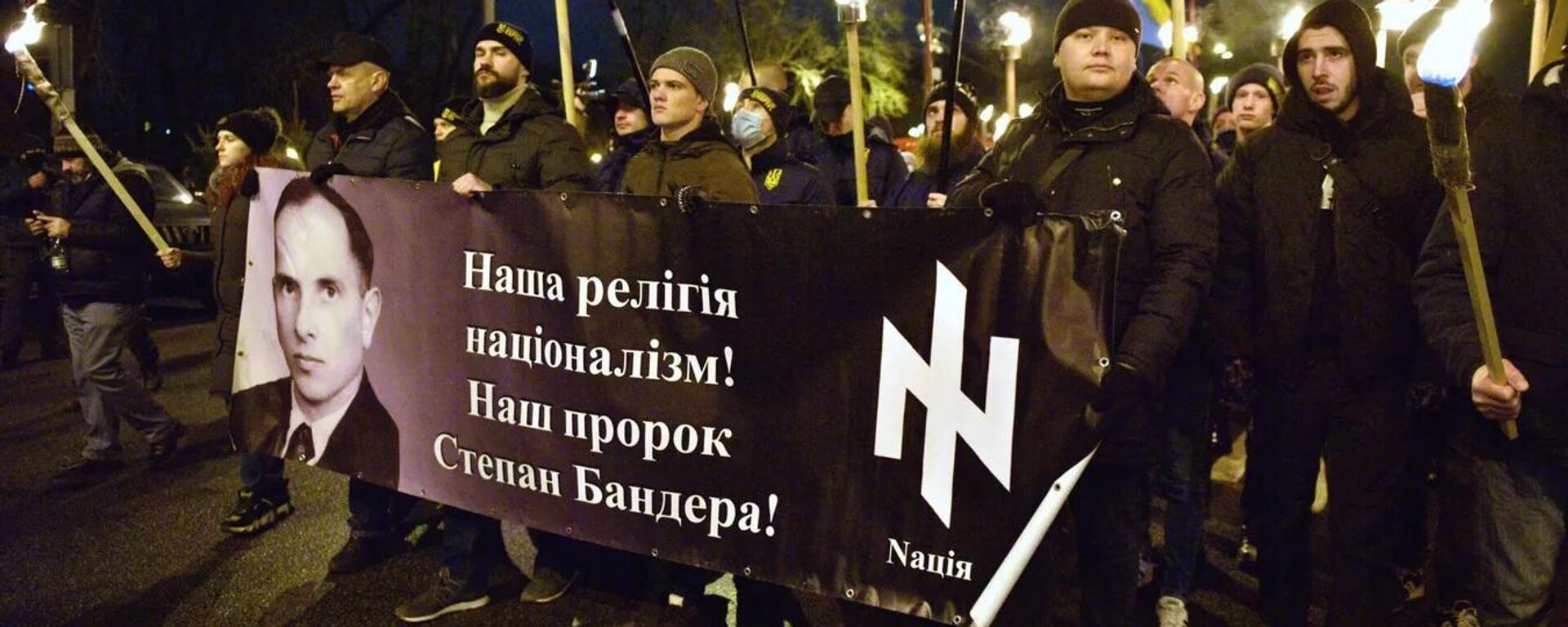 Marchers celebrating the 112th anniversary of the birth of Nazi outlaw Stepan Bandera in Kiev. Ukrainian neo-Nazis modelled their torchlight marches after the ones that took place in Hitler's Germany and attended them with their families. - Sputnik International, 1920, 16.12.2023
