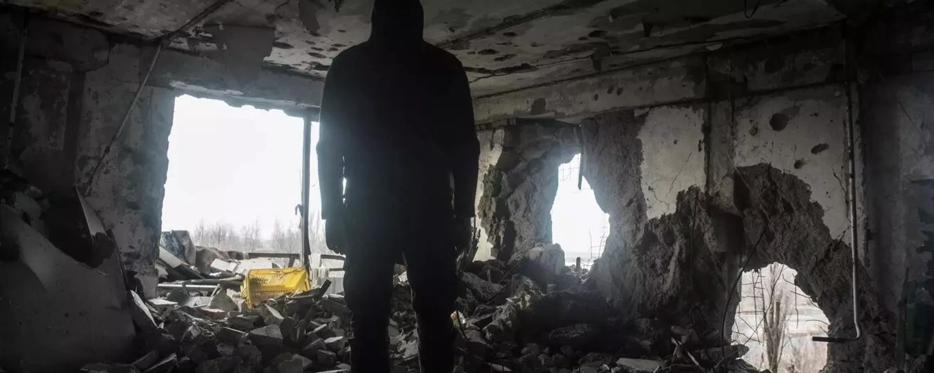 A residential building in the Kievsky district of Donetsk after shelling by the Ukrainian Armed Forces. Large-calibre shells pierced through the concrete walls. - Sputnik International, 1920, 30.03.2023