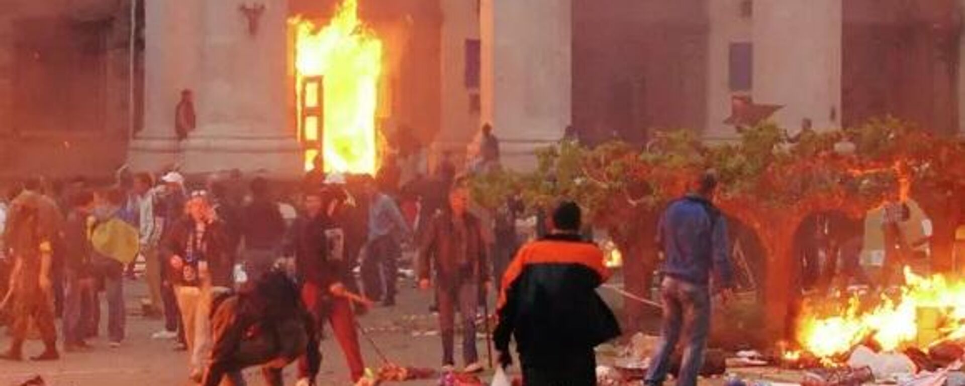 Shortly before the tragedy, members of radical pro-Maidan nationalist groups as well as “Ultras” football hooligans arrived in Odessa and staged a march “For the Unity of Ukraine”, which ended in clashes, with thugs setting fire to the tents set up by anti-Maidan protesters on Kulikovo Pole Square. Anti-Maidan activists tried to defend themselves by retreating to the Trade Unions House. The radicals blocked the exits of the building. A fire soon broke out. - Sputnik International, 1920, 09.05.2022