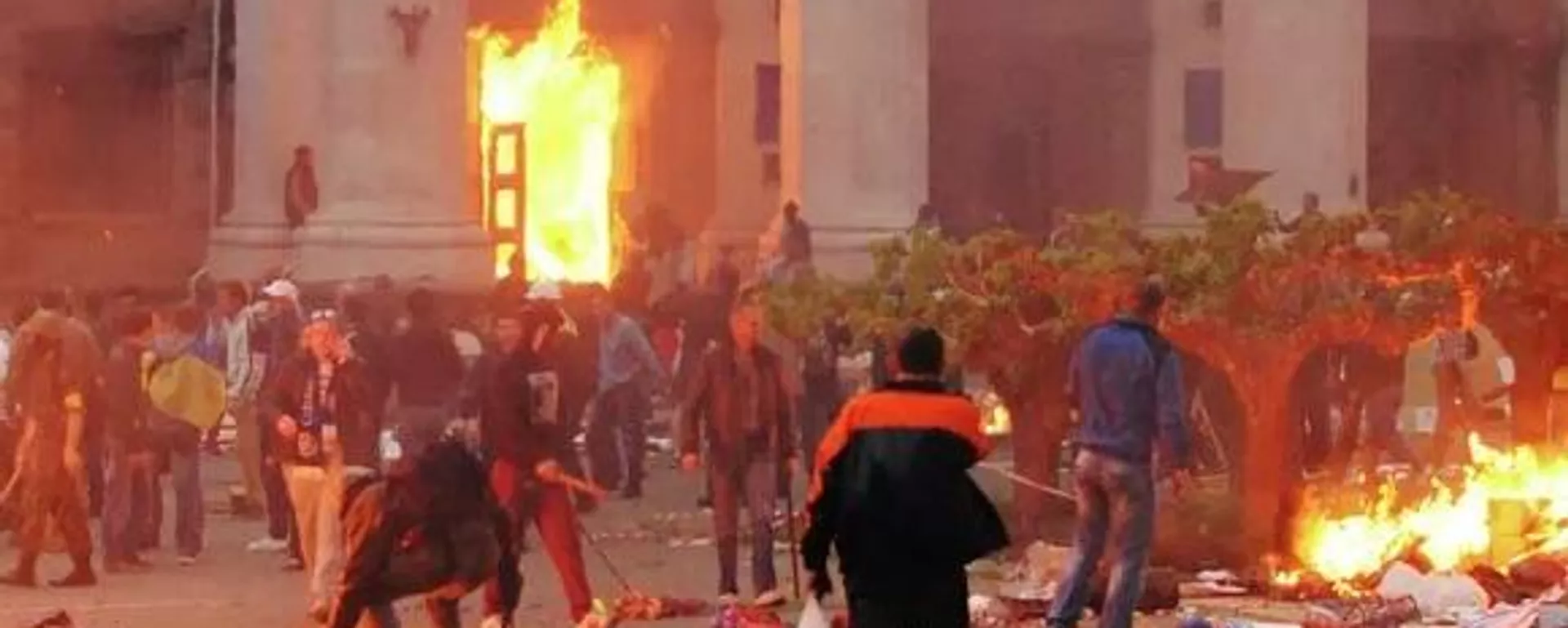 Shortly before the tragedy, members of radical pro-Maidan nationalist groups as well as “Ultras” football hooligans arrived in Odessa and staged a march “For the Unity of Ukraine”, which ended in clashes, with thugs setting fire to the tents set up by anti-Maidan protesters on Kulikovo Pole Square. Anti-Maidan activists tried to defend themselves by retreating to the Trade Unions House. The radicals blocked the exits of the building. A fire soon broke out. - Sputnik International, 1920, 18.11.2024