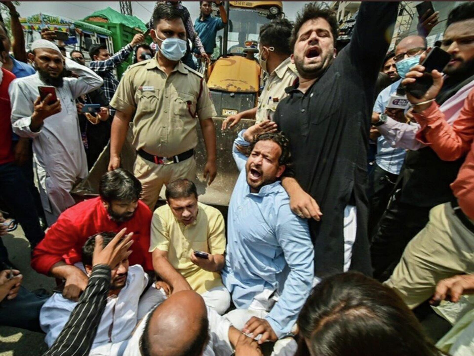 Locals protesting in front of Bulldozers In Delhi's Shaheen Bagh  - Sputnik International, 1920, 09.05.2022