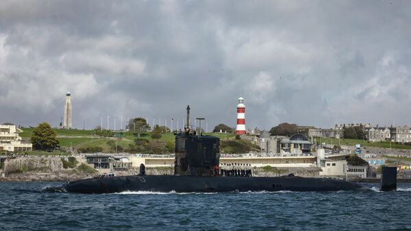 Royal Navy submarine HMS Trenchant sails into Devonport for the last time - Sputnik International