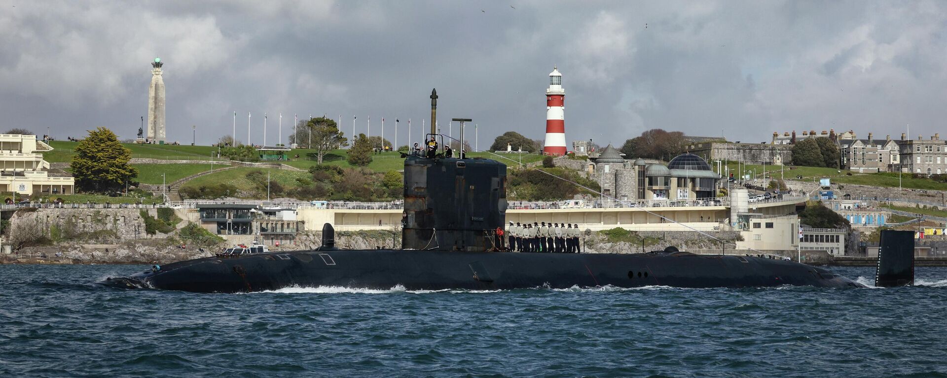Royal Navy submarine HMS Trenchant sails into Devonport for the last time - Sputnik International, 1920, 11.12.2025
