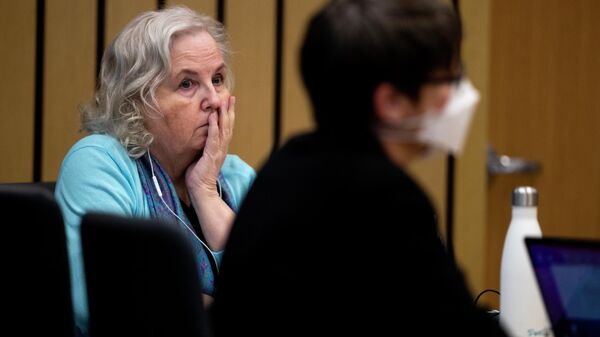 Nancy Crampton Brophy, left, accused of killing her husband Dan Brophy in June of 2018, is seen in court during her trial in Portland, Ore., Tuesday, April 5, 2022. - Sputnik International