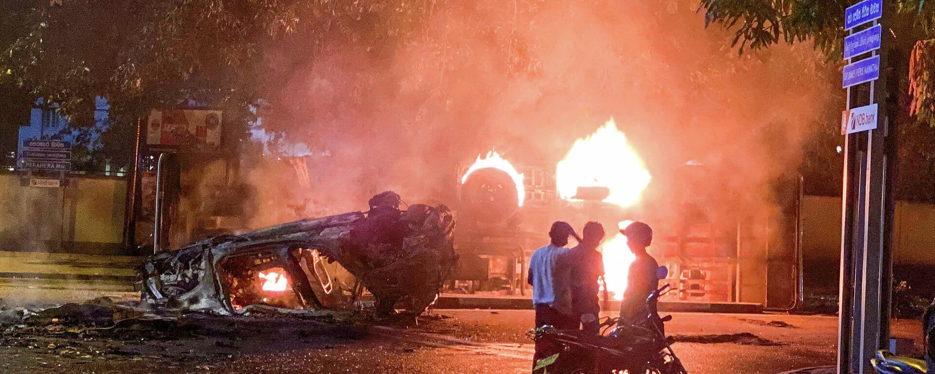 A vehicle belonging to the security personnel and a bus set alight is pictured near Sri Lanka's outgoing Prime Minister Mahinda Rajapaksa's official residence in Colombo May 9, 2022. - Sputnik International, 1920, 09.05.2022