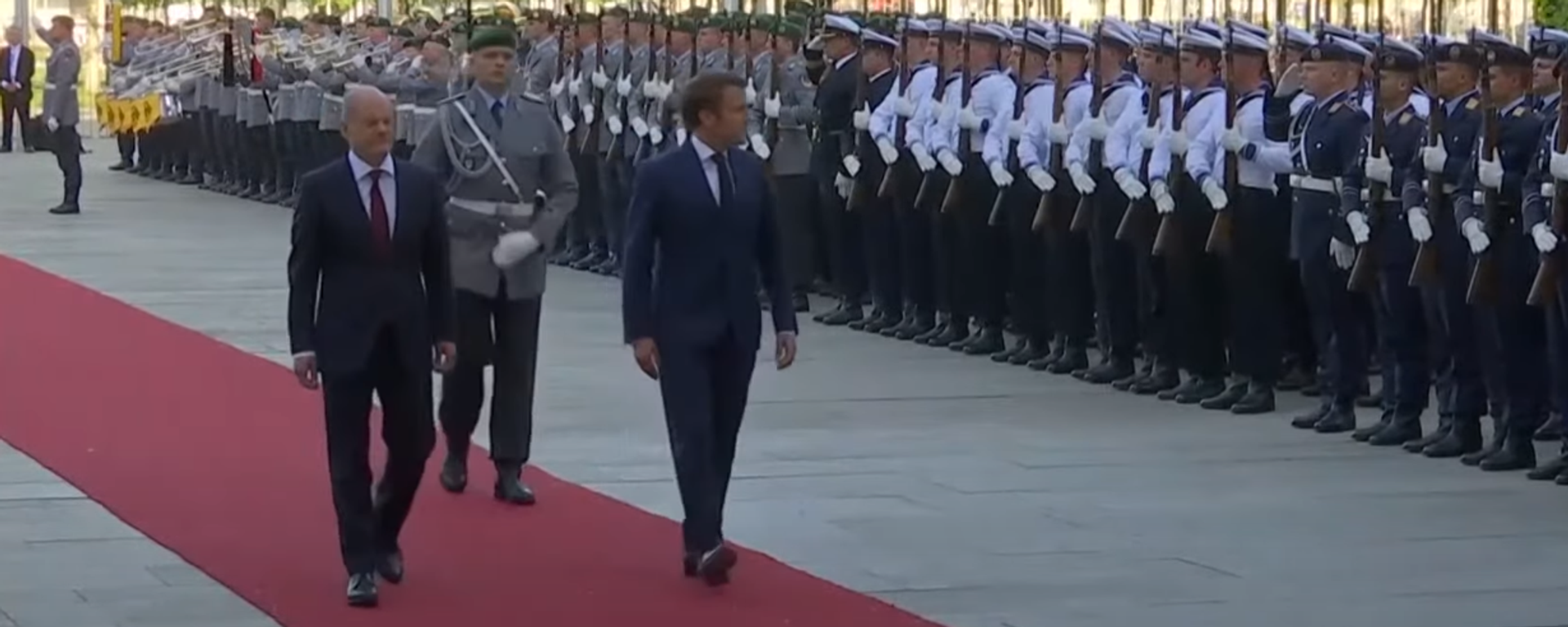 French President Emmanuel Macron and German Chancellor Olaf Scholz observe honour guard in Berlin during Macron's visit. 9 May 2022. - Sputnik International, 1920, 09.05.2022
