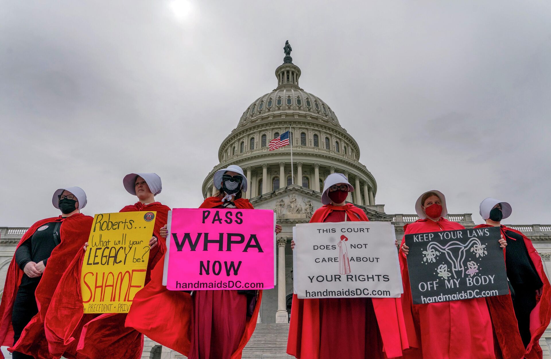 Abortion-rights protesters display placards during a demonstration outside the U.S. Capitol, Sunday, May 8, 2022, in Washington. - Sputnik International, 1920, 25.06.2022