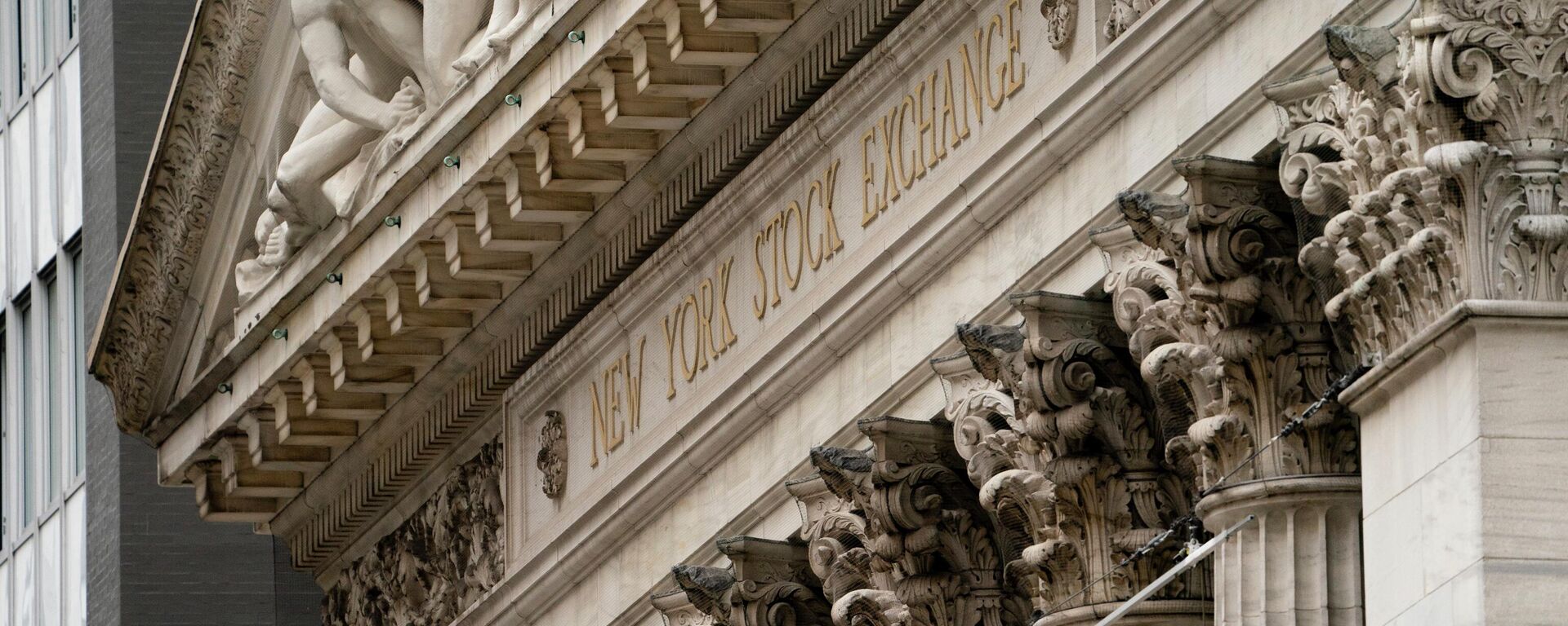 The New York Stock Exchange operates during normal business hours in the Financial District, Wednesday, Oct. 13, 2021, in the Manhattan borough of New York. - Sputnik International, 1920, 09.05.2022