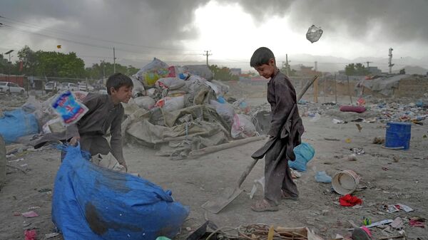 Two Afghan children collect recyclable material from a garbage dump in Kabul, Afghanistan, Sunday, May 8, 2022. - Sputnik International