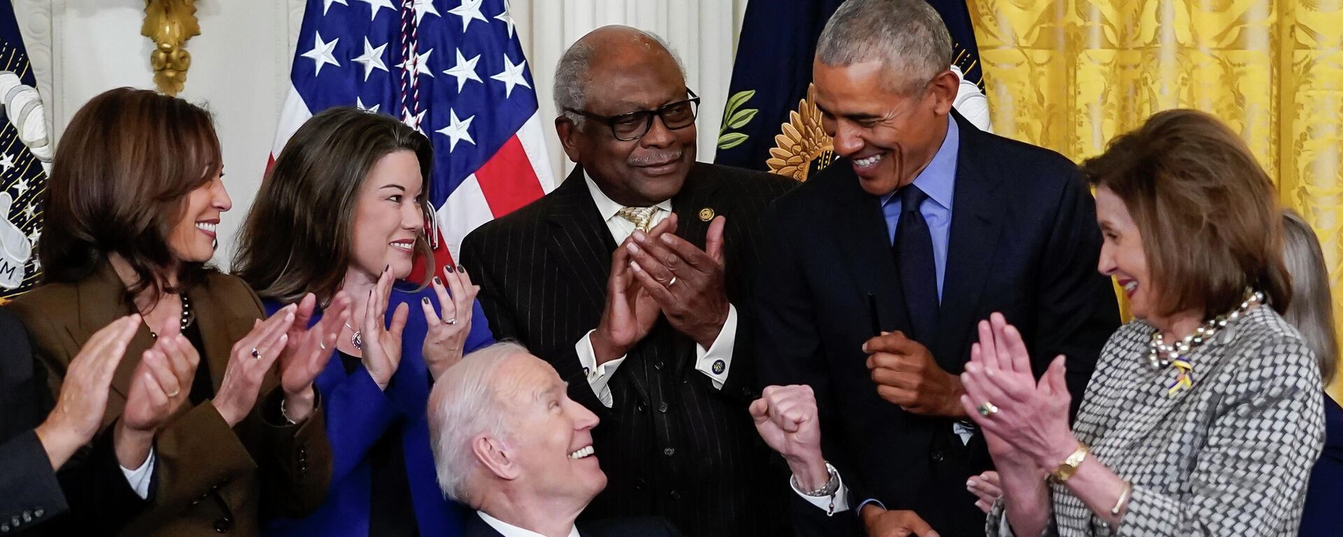 President Joe Biden looks to former President Barack Obama after signing an executive order during and event about the Affordable Care Act, in the East Room of the White House in Washington, April 5, 2022. - Sputnik International, 1920, 26.06.2022