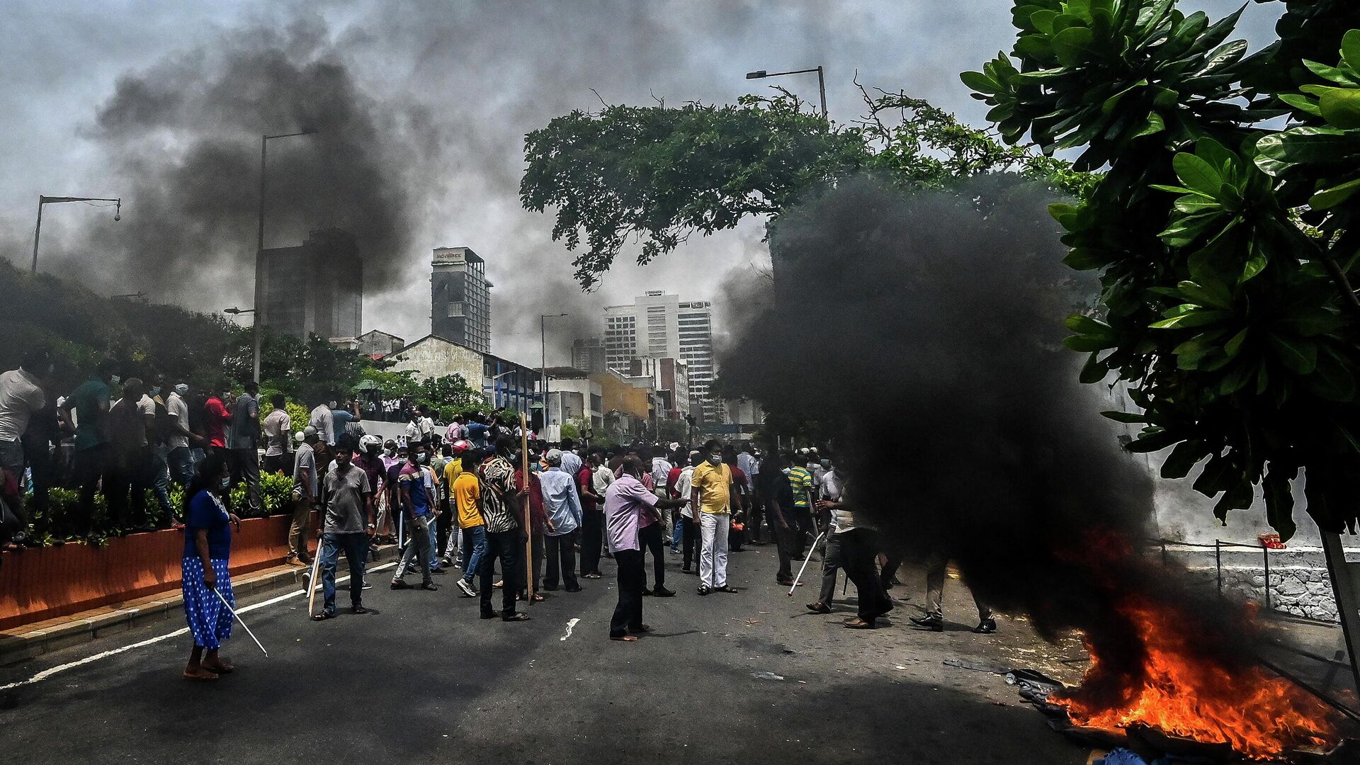 Demonstrators and government supporters clash outside the official residence of Sri Lanka's Prime Minister Mahinda Rajapaksa, in Colombo on May 9, 2022. - - Sputnik International, 1920, 10.05.2022