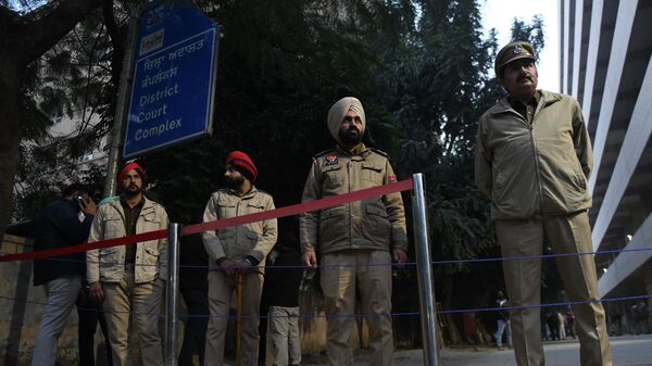 Police personnel stand guard at district court complex in Ludhiana on December 23, 2021, after two people were killed and two others injured in a powerful explosion that ripped through an Indian court building, police said. - Sputnik International
