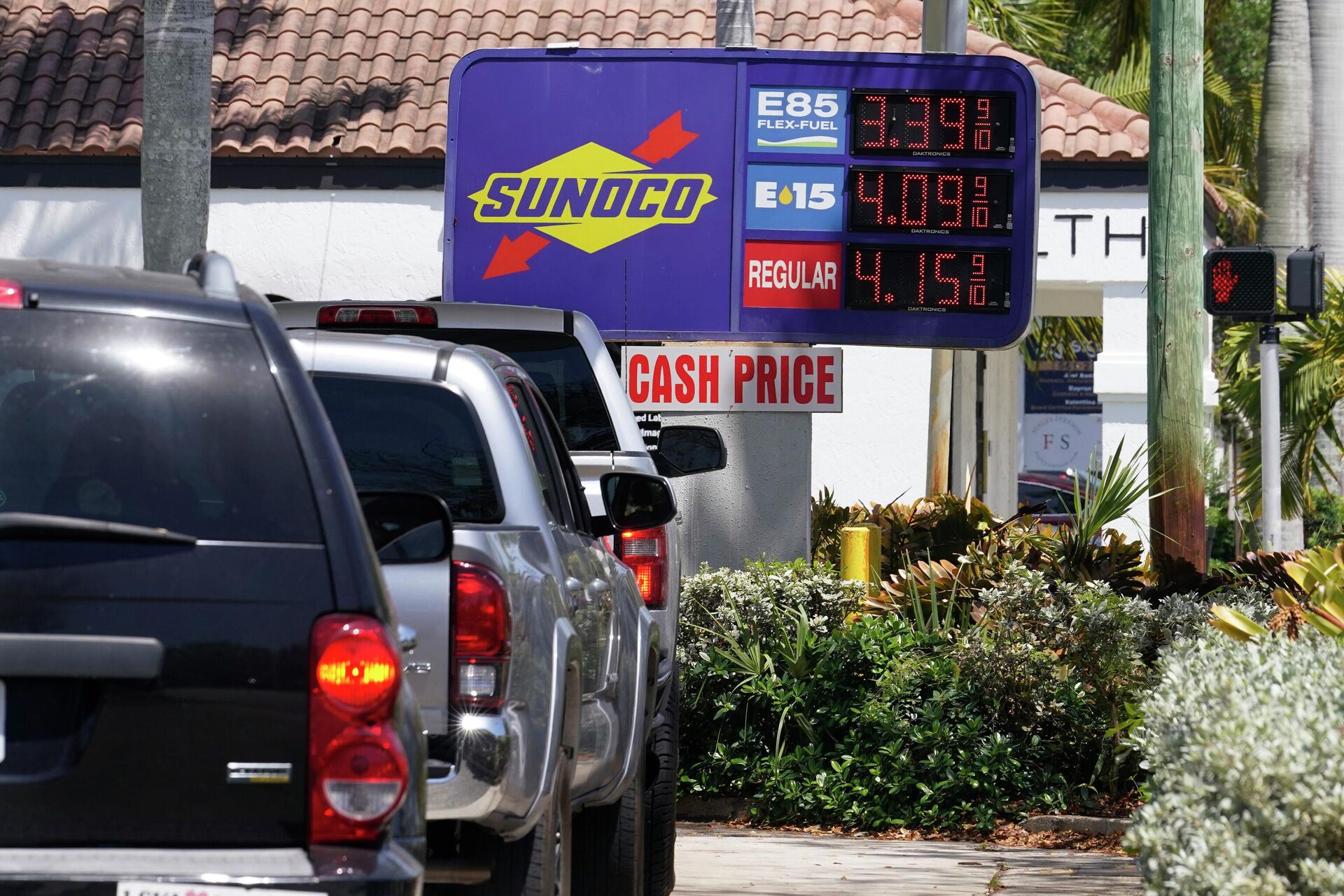 FILE - Cars line up at a Sunoco gas station offering high-level ethanol-gasoline blends at a cost below regular gasoline, on April 13, 2022, in Delray Beach, Fla. Just as Americans gear up for summer road trips, the price of oil remains stubbornly high, pushing prices at the gas pump to painful heights. AAA said Tuesday, May 10, 2022, drivers are paying $4.37 for a gallon of regular gasoline. - Sputnik International, 1920, 14.09.2022
