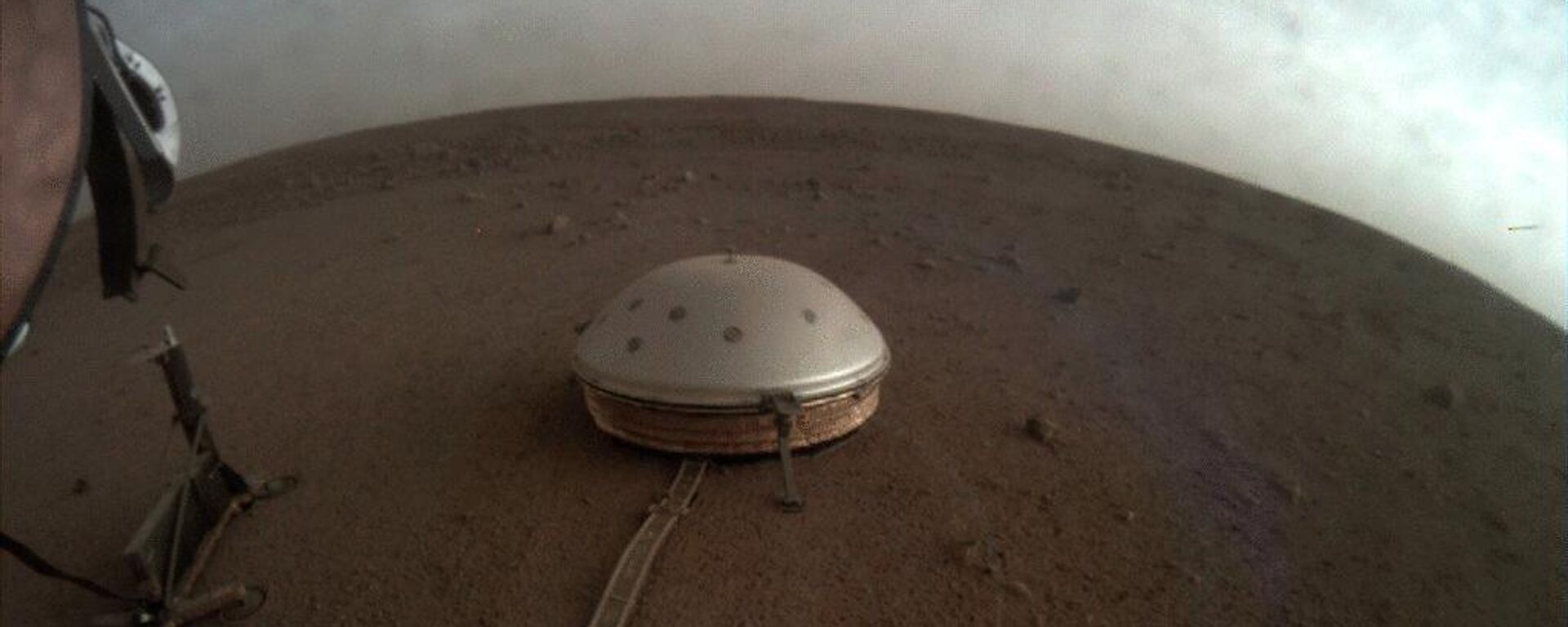In this undated photo made available by NASA on Thursday,  July 22, 2021, clouds drift over the dome-covered SEIS seismometer of the InSight lander on the surface of Mars. - Sputnik International, 1920, 10.05.2022