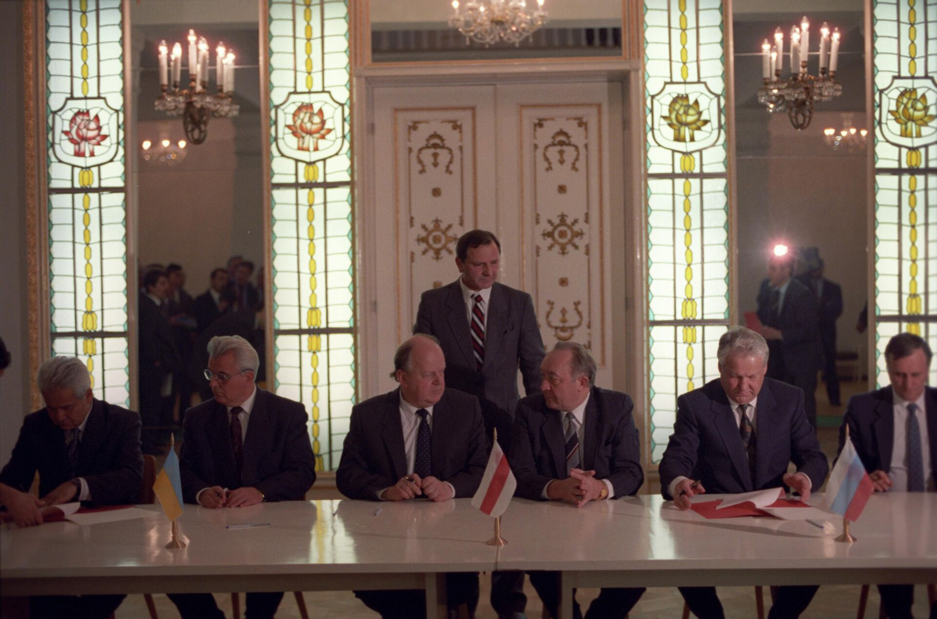 President of the RSFSR B. N. Yeltsin (second from right), Chairman of the Supreme Council of the Republic of Belarus S. S. Shushkevich (third from left) and President of Ukraine L. M. Kravchuk (second from left) sign the Agreement on the establishment of the Commonwealth of Independent States. Byelorussian SSR. Belovezhskaya Pushcha, Viskuli government hunting dacha. December 8, 1991 - Sputnik International, 1920, 11.05.2022