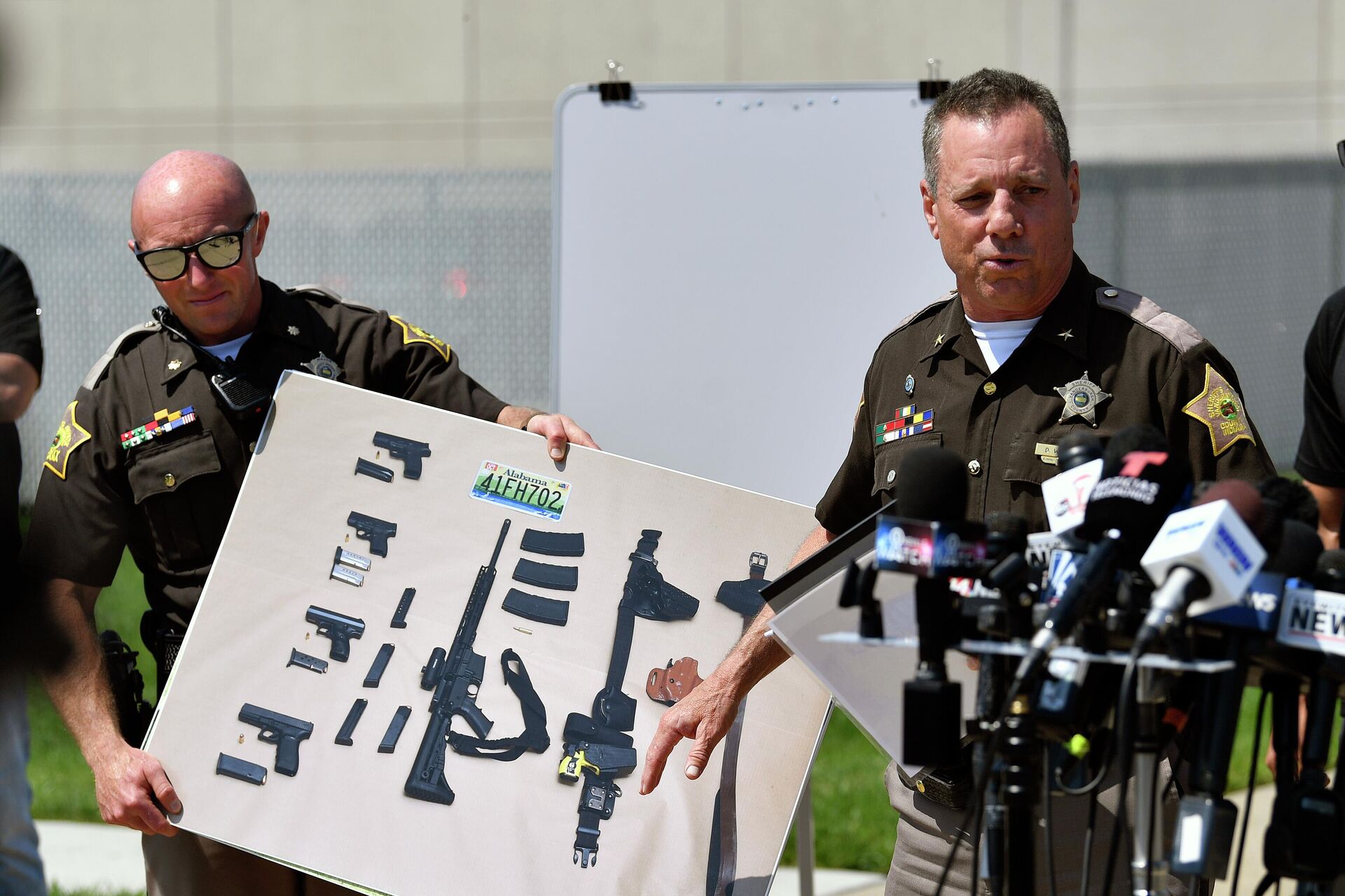 Vanderburgh County Sheriff Dave Wedding shows a photograph of the weapons that were found in the possession of fugitives Casey White and Vicky White following their capture during a press conference in Evansville, Ind., Tuesday, May 10, 2022.  - Sputnik International, 1920, 11.05.2022
