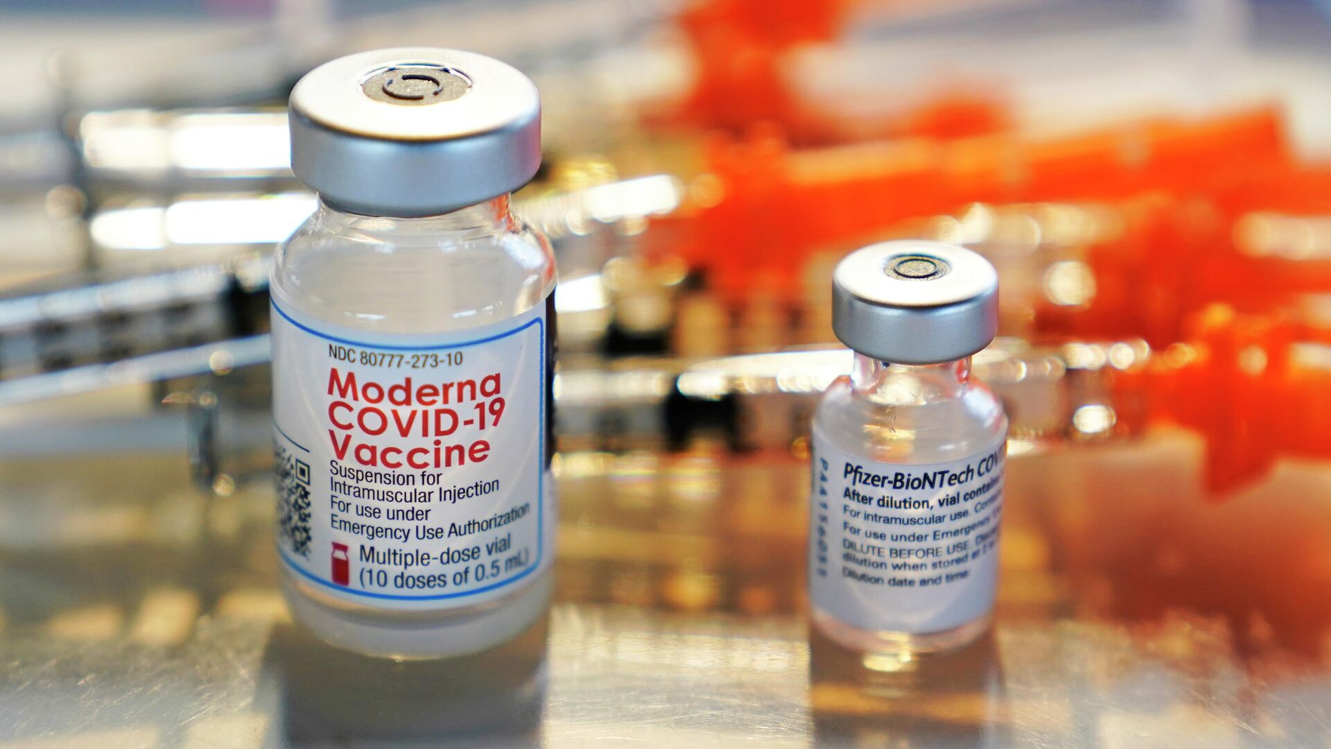 FILE - In this Thursday, Feb. 25, 2021 file photo, vials for the Moderna and Pfizer COVID-19 vaccines  - Sputnik International, 1920, 24.01.2023