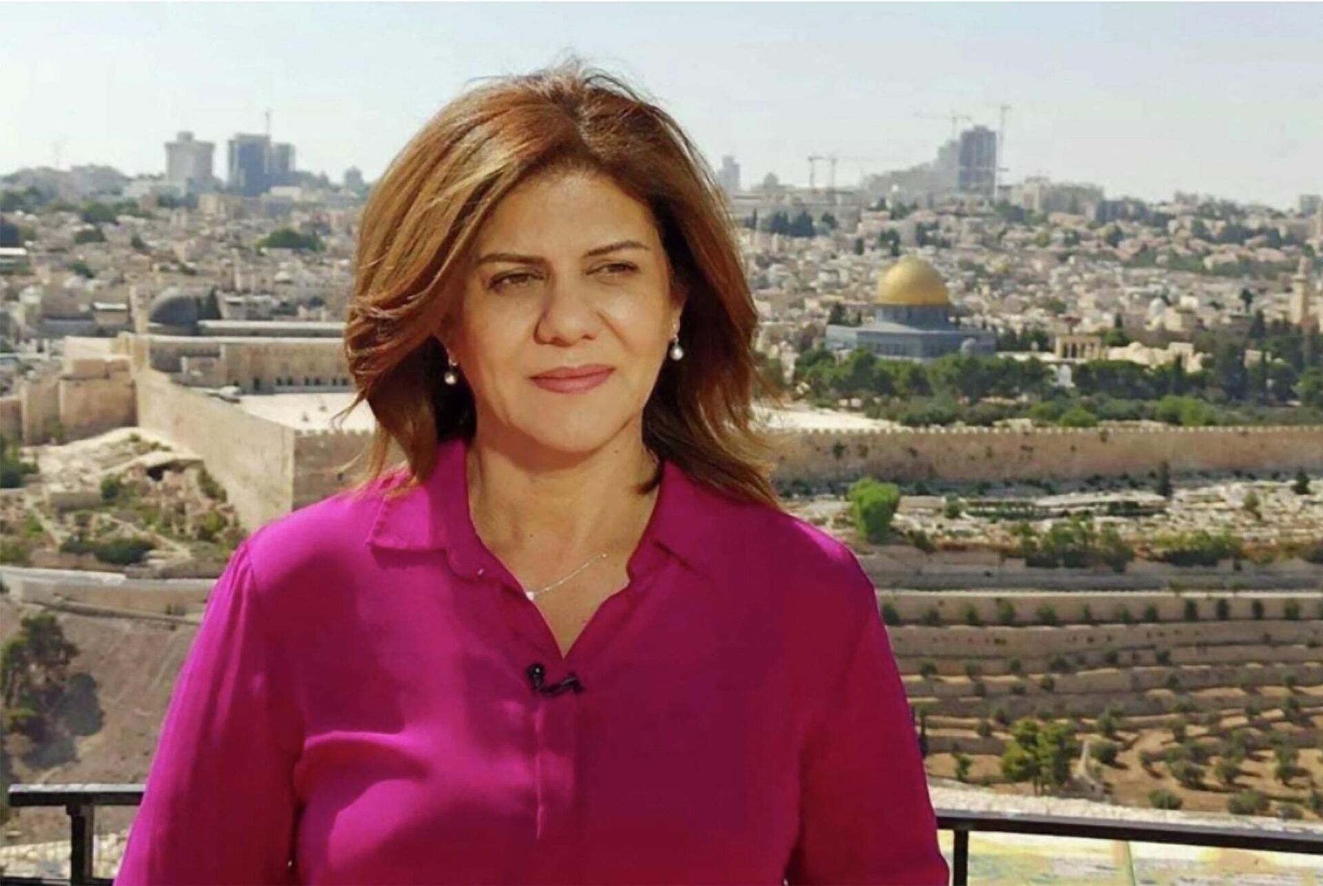 An undated handout photo released by the Doha-based Al-Jazeera TV shows the channel's veteran journalist Shireen Abu Aqleh (Akleh) during one of her reports from Jerusalem. - Sputnik International, 1920, 11.05.2022