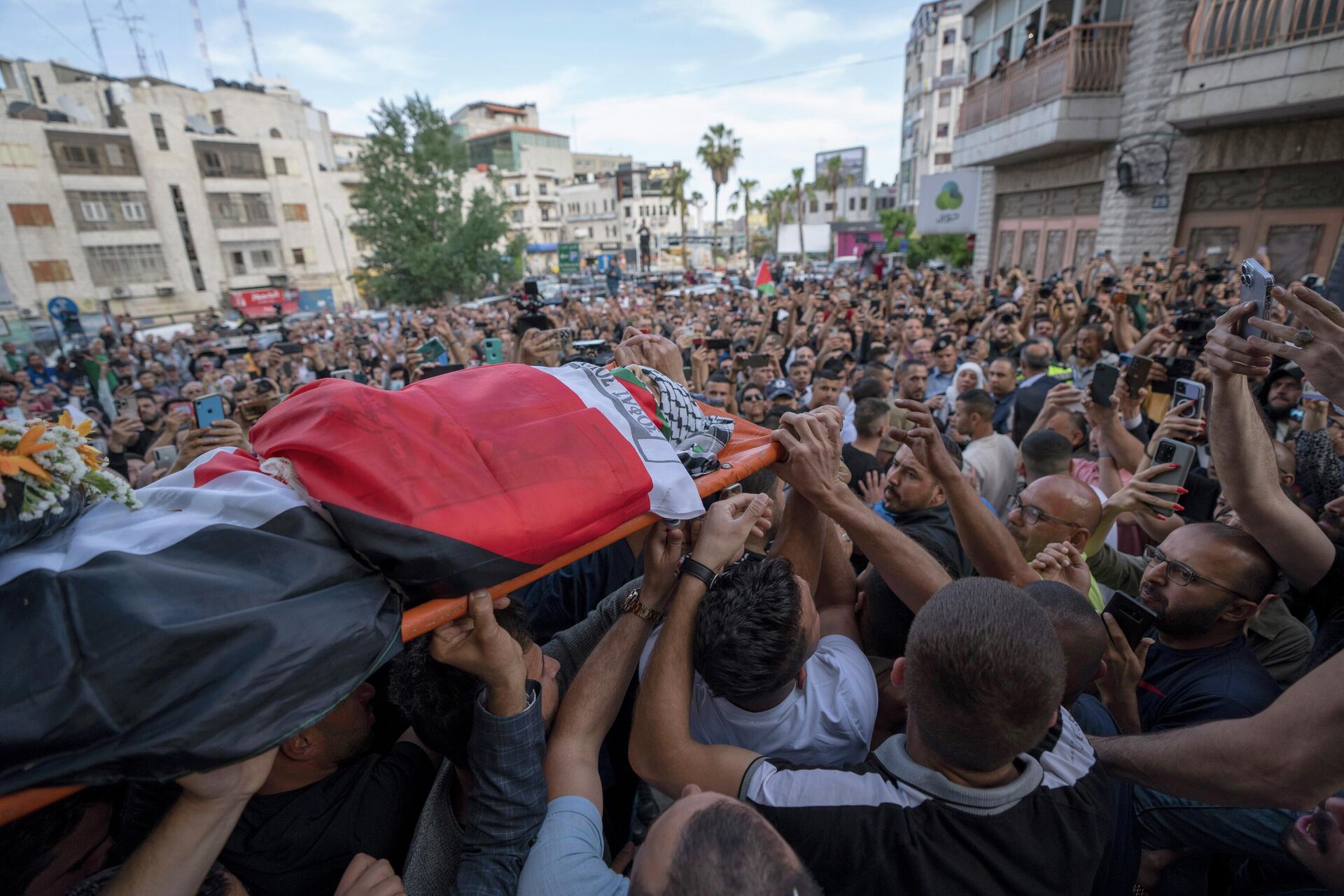 Palestinian mourners carry the body of Shireen Abu Akleh out of the office of Al Jazeera after friends and colleagues paid their respects, in the West Bank city of Ramallah, Wednesday, May 11, 2022.  - Sputnik International, 1920, 11.05.2022