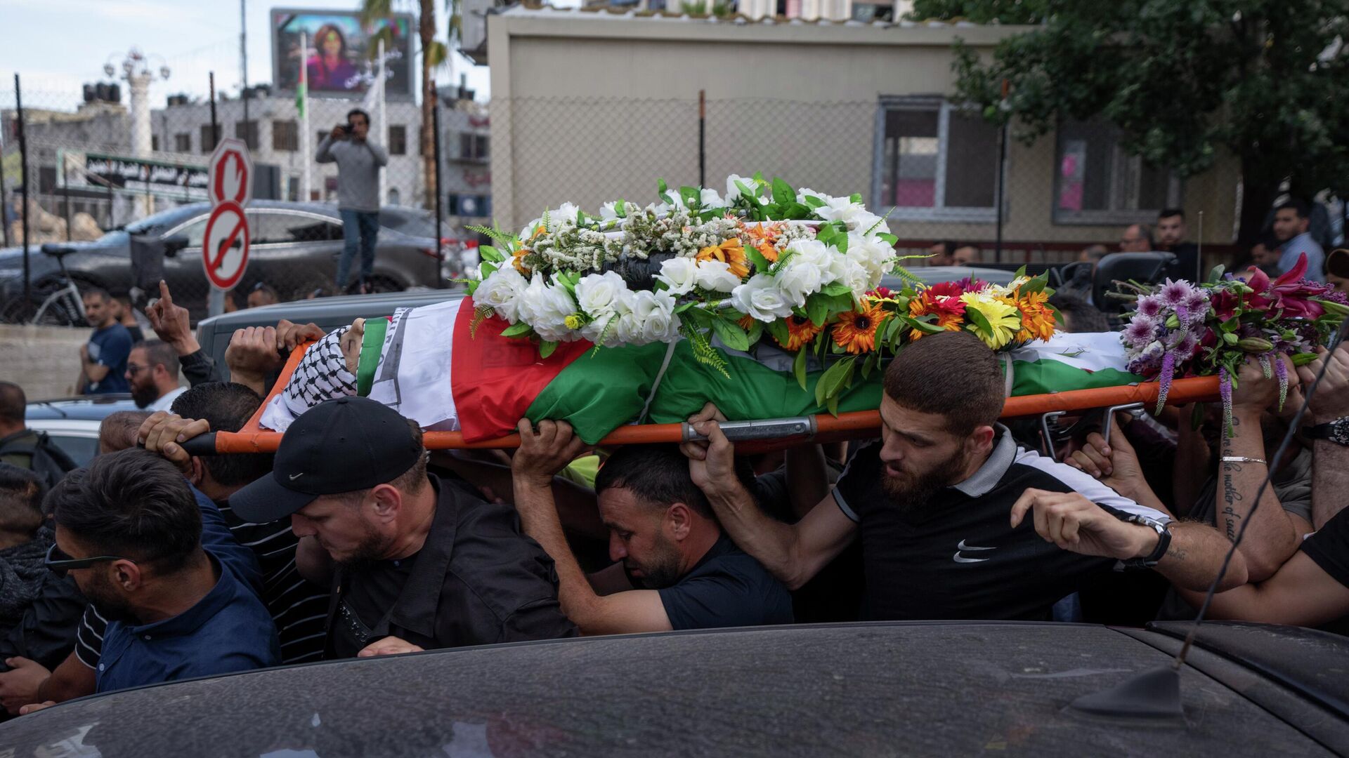 Palestinian mourners carry the body of Shireen Abu Akleh out of the office of Al Jazeera after friends and colleagues paid their respects, in the West Bank city of Ramallah, Wednesday, May 11, 2022. - Sputnik International, 1920, 19.06.2022