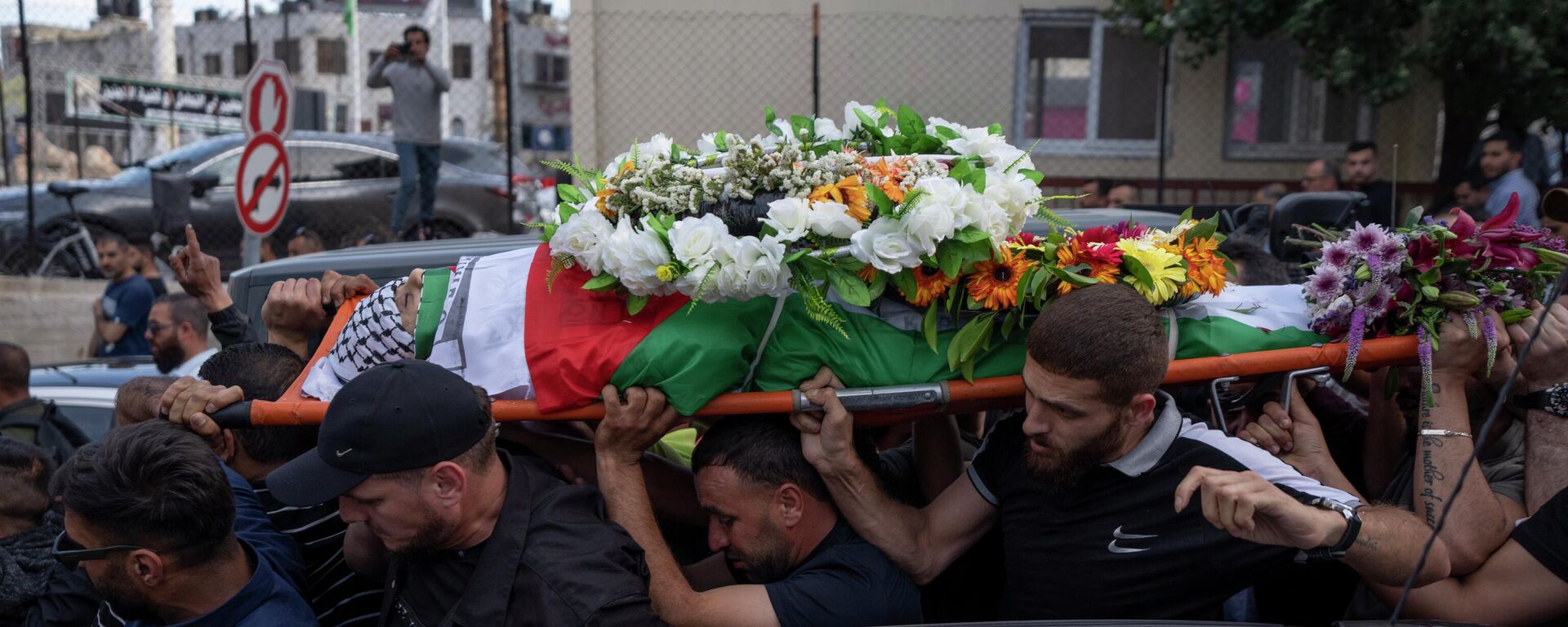 Palestinian mourners carry the body of Shireen Abu Akleh out of the office of Al Jazeera after friends and colleagues paid their respects, in the West Bank city of Ramallah, Wednesday, May 11, 2022. - Sputnik International, 1920, 11.05.2022