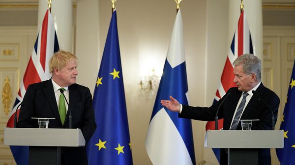British Prime Minister Boris Johnson, left, and Finland's President Sauli Niinisto meet the media at the Presidential Palace in Helsinki, Finland, Wednesday, May 11, 2022. - Sputnik International
