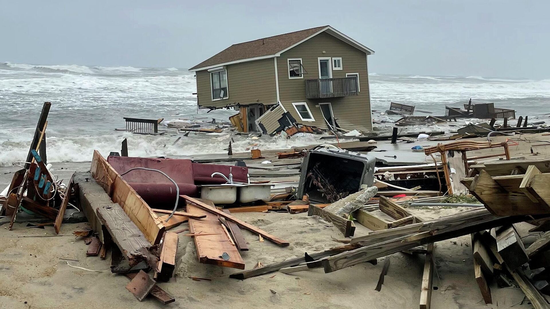 In this image provided by National Park Service, a beach house that collapsed along North Carolina's Outer Banks rest in the water on Tuesday, May 10, 2022, in Rodanthe, N.C. The home was located along Ocean Drive in the Outer Banks community of Rodanthe. The park service has closed off the area and warned that additional homes in the area may fall too.  - Sputnik International, 1920, 11.05.2022