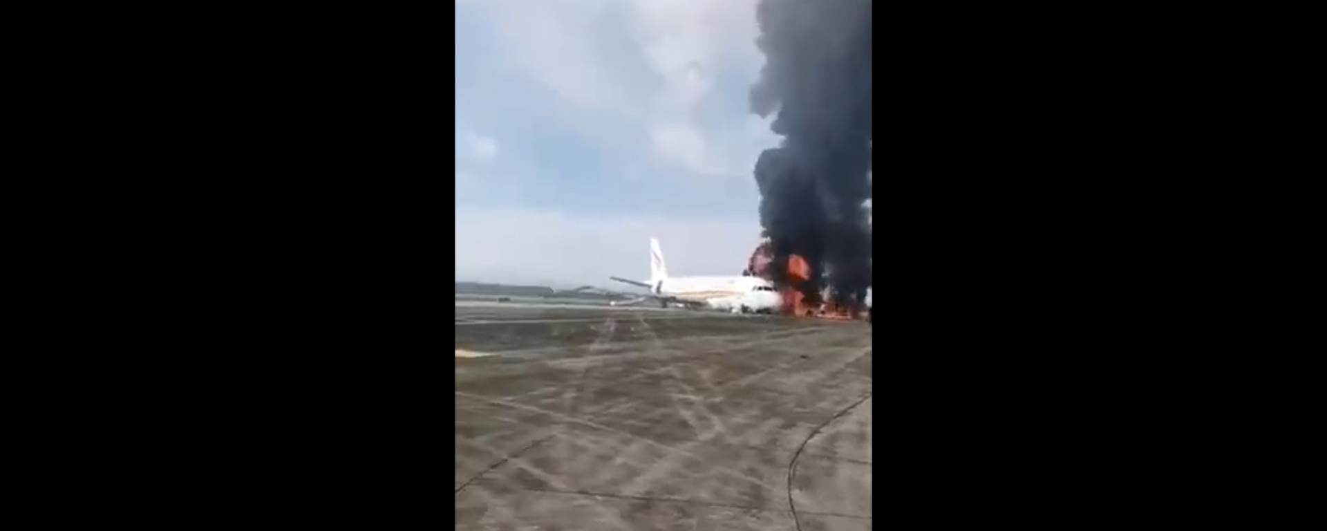 Screenshot captures moment in which the front of a Tibet Airlines plane was engulfed in fire as passengers are seen running to safety.  - Sputnik International, 1920, 12.05.2022