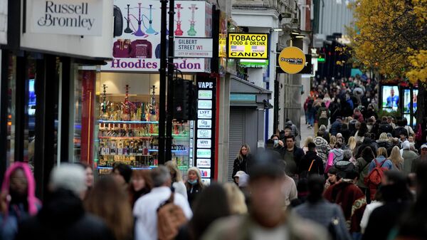 FILE - Shoppers walk along Oxford Street, Europe's busiest shopping street, in London, on Dec. 15, 2021 - Sputnik International