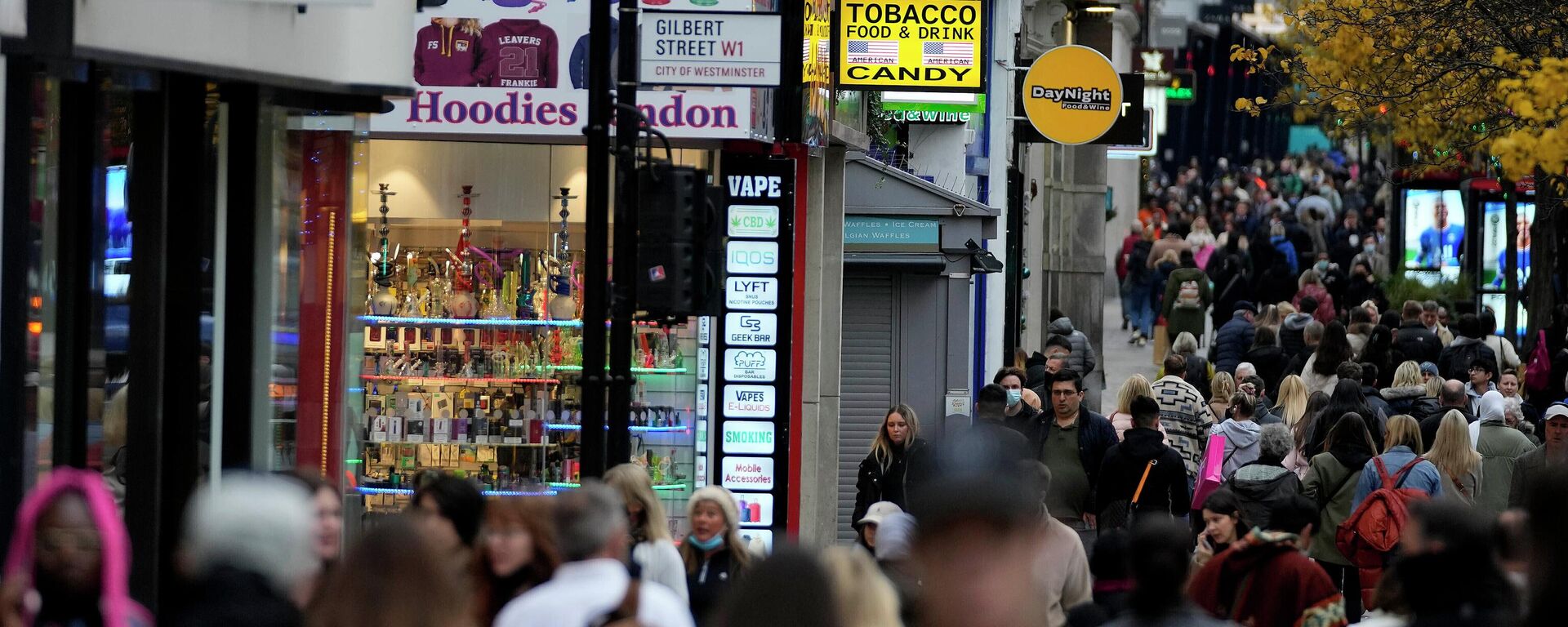 FILE - Shoppers walk along Oxford Street, Europe's busiest shopping street, in London, on Dec. 15, 2021 - Sputnik International, 1920, 12.05.2022