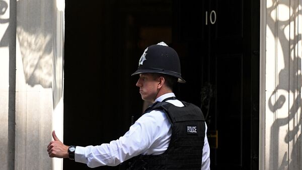 A police officer gestures as he stands outside the entrance to 10 Downing Street, the official residence of Britain's Prime Minister, in central London, on April 20, 2022. - Sputnik International