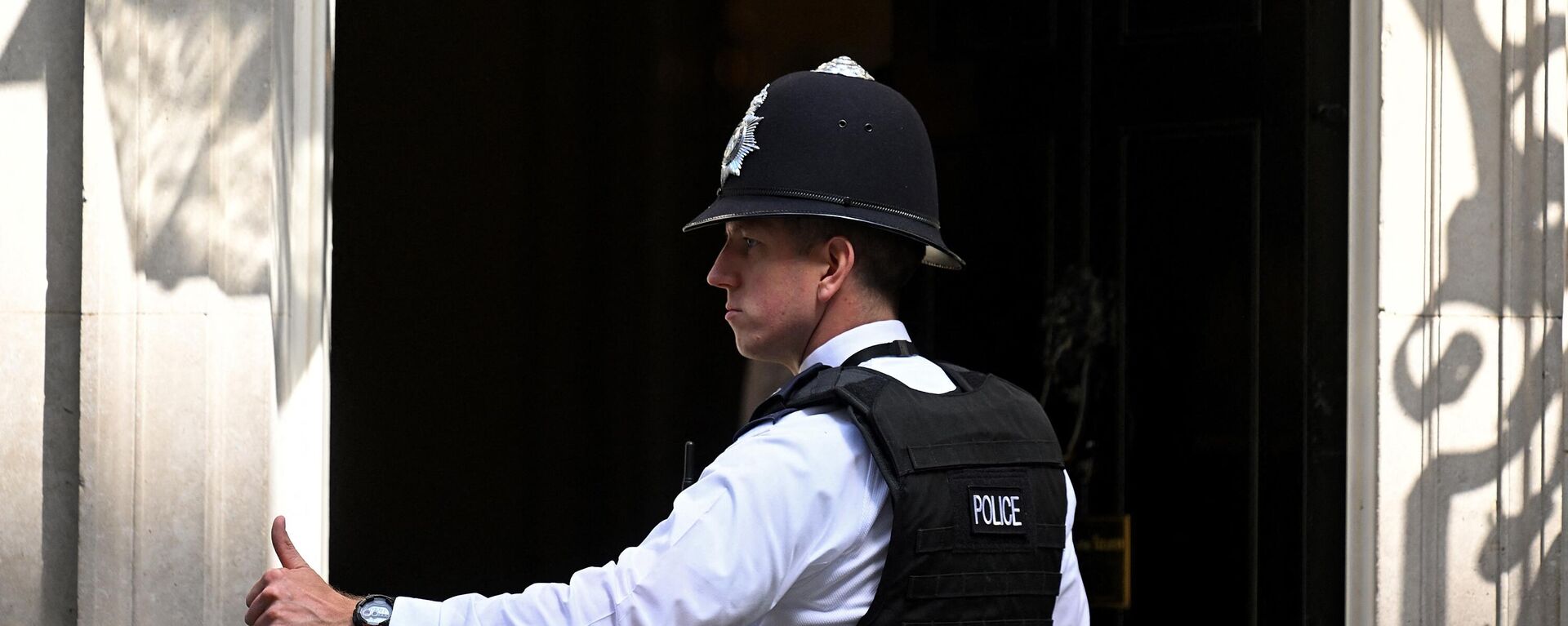 A police officer gestures as he stands outside the entrance to 10 Downing Street, the official residence of Britain's Prime Minister, in central London, on April 20, 2022. - Sputnik International, 1920, 12.05.2022
