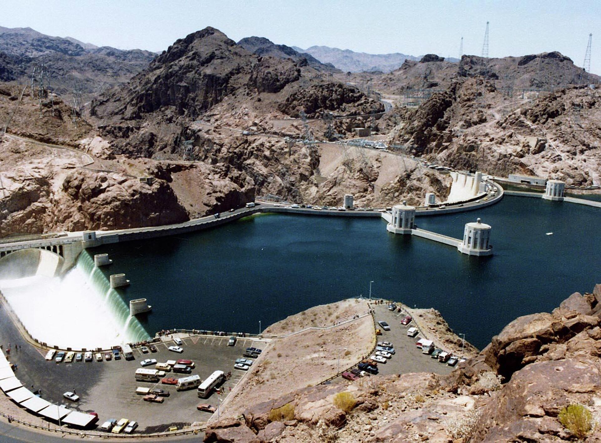 Water spills into the Arizona spillway from Lake Mead, Hoover Dam, July 1983 - Sputnik International, 1920, 12.05.2022