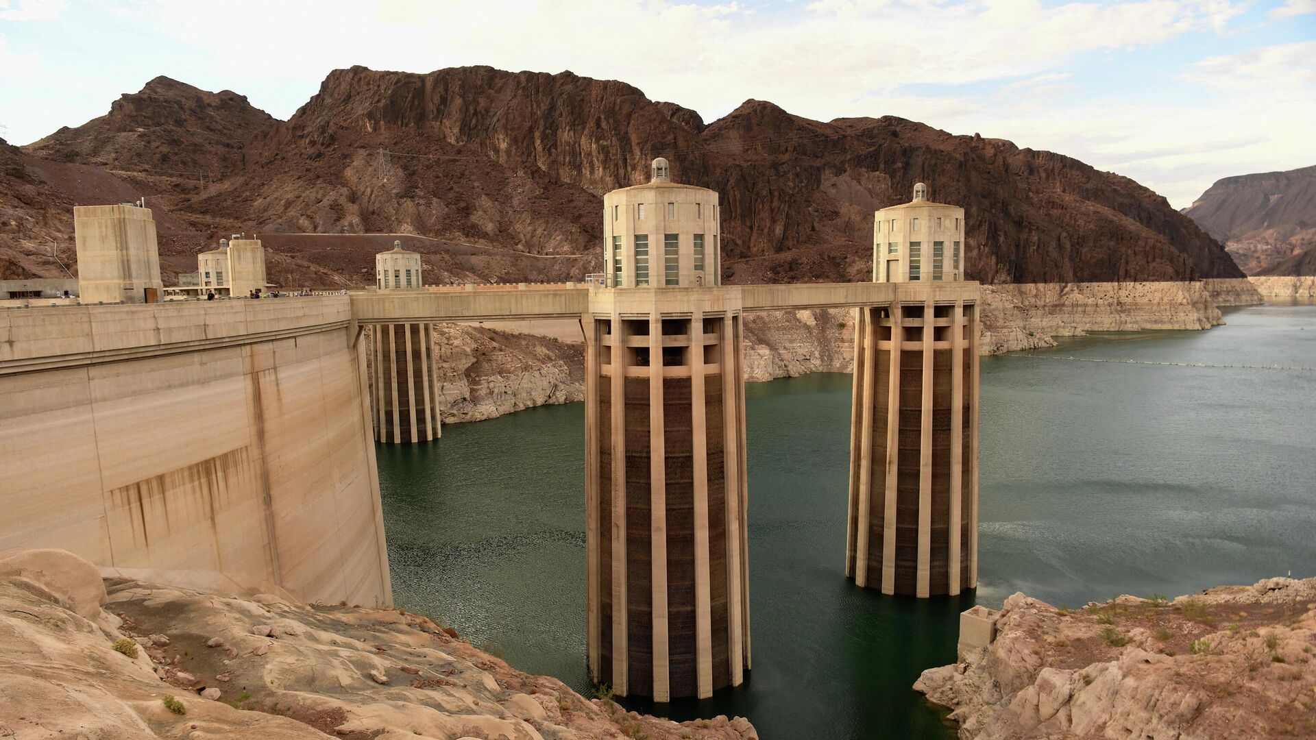 Intake towers for water to enter to generate electricity and provide hydroelectric power stand during low water levels due the western drought on July 19, 2021 at the Hoover Dam on the Colorado River at the Nevada and Arizona state border. - Sputnik International, 1920, 12.05.2022