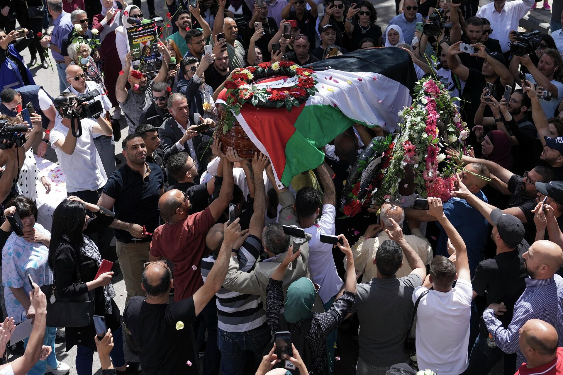Family, friends and colleagues of slain Al Jazeera journalist Shireen Abu Akleh carry her coffin to a hospital in the east Jerusalem neighbourhood of Sheikh Jarrah, Thursday, May 12, 2022.  - Sputnik International, 1920, 22.05.2022