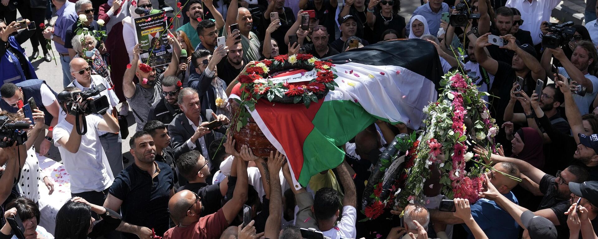 Family, friends and colleagues of slain Al Jazeera journalist Shireen Abu Akleh carry her coffin to a hospital in the east Jerusalem neighbourhood of Sheikh Jarrah, Thursday, May 12, 2022.  - Sputnik International, 1920, 13.05.2022