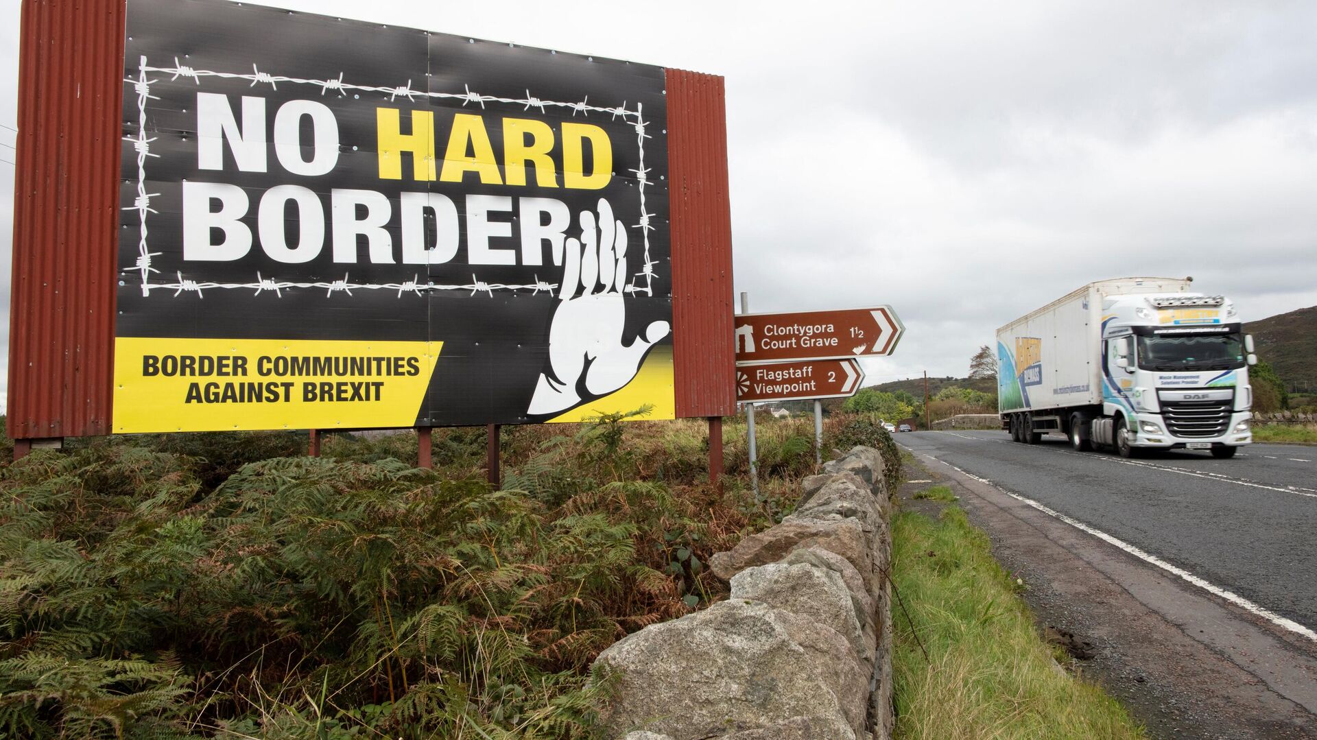 A vechile passes an anti-Brexit pro-Irish unity billboard seen from the Dublin road in Newry, Northern Ireland, on October 1, 2019 on the border between Newry in Northern Ireland and Dundalk in the Irish Republic - Sputnik International, 1920, 17.05.2022