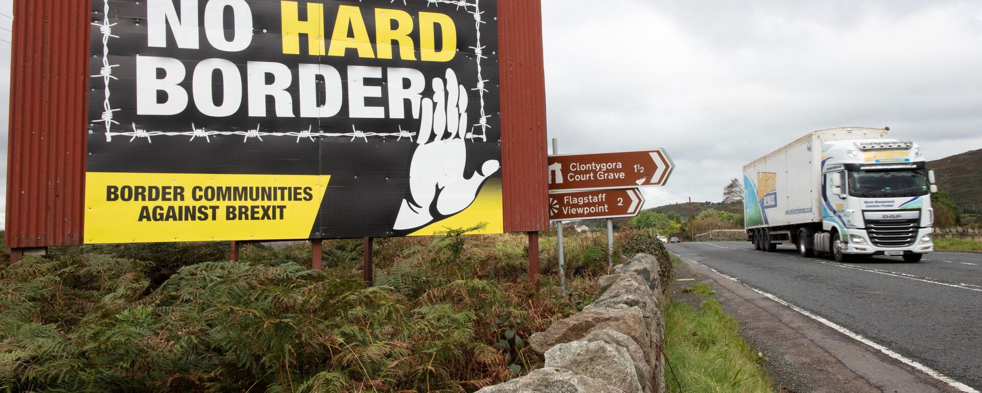 A vechile passes an anti-Brexit pro-Irish unity billboard seen from the Dublin road in Newry, Northern Ireland, on October 1, 2019 on the border between Newry in Northern Ireland and Dundalk in the Irish Republic - Sputnik International, 1920, 13.05.2022