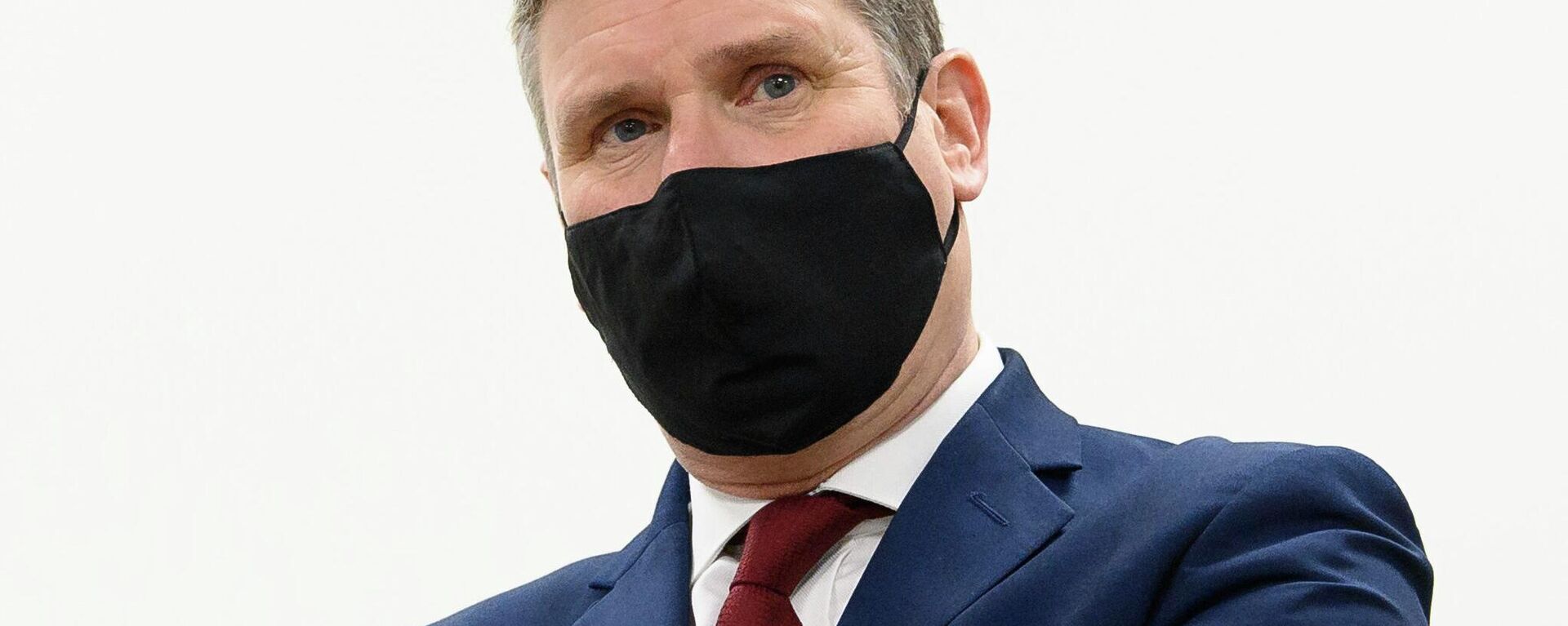 Britain's Labour Party leader Sir Keir Starmer speaks with members of the NHS team, during a visit to the vaccination centre at Robertson House, in Stevenage, England, Thursday, Jan. 14, 2021 - Sputnik International, 1920, 13.05.2022