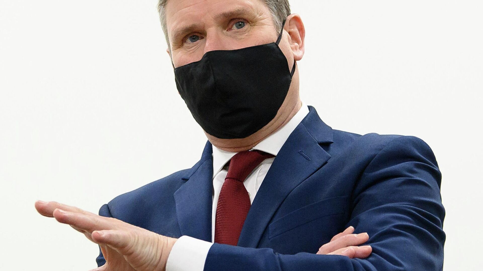 Britain's Labour Party leader Sir Keir Starmer speaks with members of the NHS team, during a visit to the vaccination centre at Robertson House, in Stevenage, England, Thursday, Jan. 14, 2021 - Sputnik International, 1920, 16.05.2022