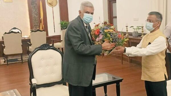 Sri Lanka PM Ranil Wickremesinghe Meets Indian Envoy - Sputnik International