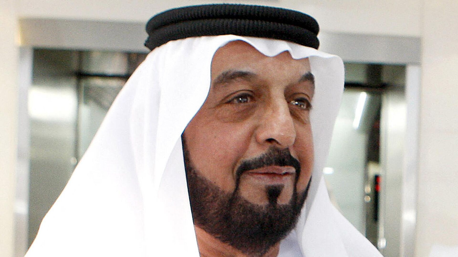 A handout picture released by the Emirates News Agency WAM shows Emirati President Sheikh Khalifa bin Zayed al-Nahayan arriving at the Shams Tower to watch the Abu Dhabi Formula One Grand Prix at the Yas Marina circuit on November 1, 2009. Al-Nahayan, also ruler of Abu Dhabi, was nominated by the Emirates Supreme Federal Council for a second five-year term as president of the United Arab Emirates, WAM announced on November 3, 2009.
AFP PHOTO/WAM/HO - Sputnik International, 1920, 13.05.2022