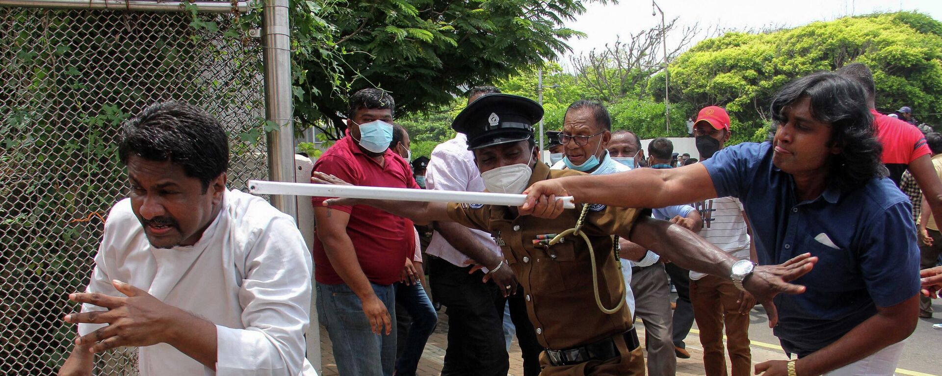 Demonstrators and government supporters clash outside the President's office in Colombo on May 9, 2022 - Sputnik International, 1920, 13.05.2022