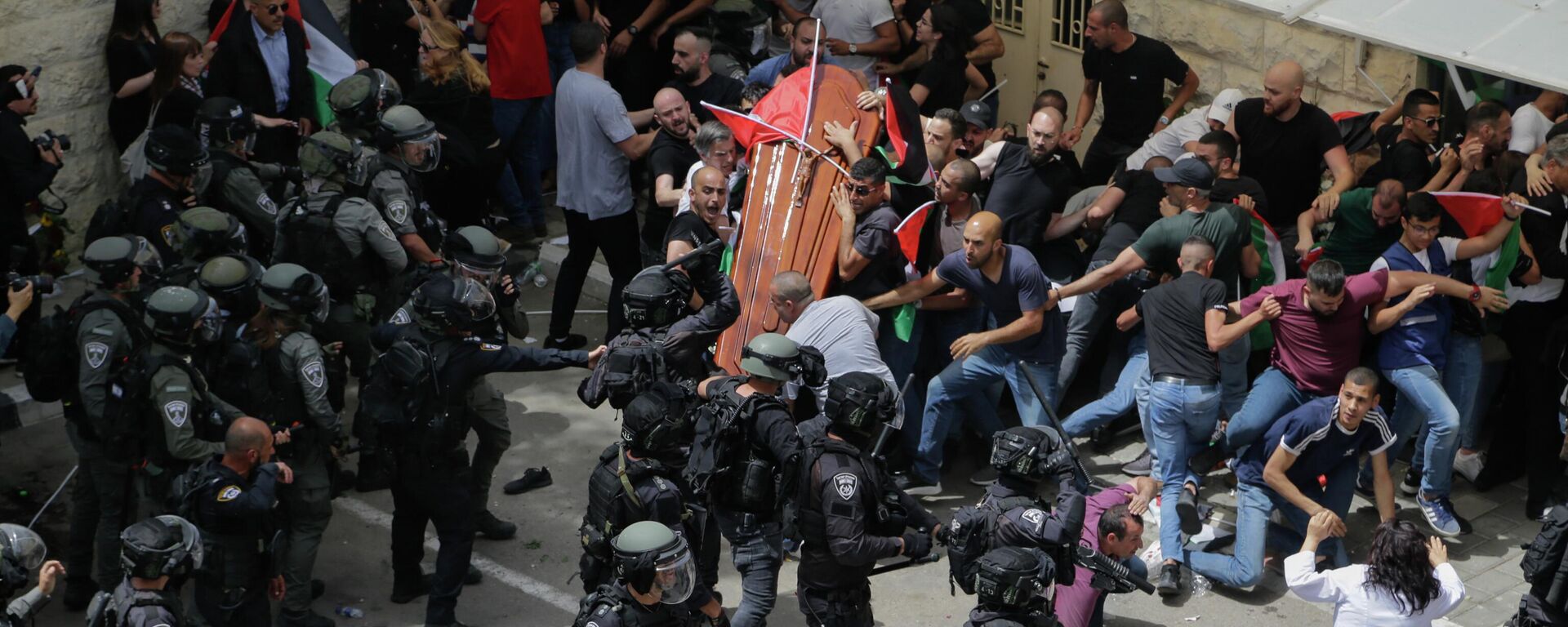 Israeli police confront with mourners as they carry the casket of slain Al Jazeera veteran journalist Shireen Abu Akleh during her funeral in east Jerusalem, Friday, May 13, 2022.  - Sputnik International, 1920, 13.05.2022