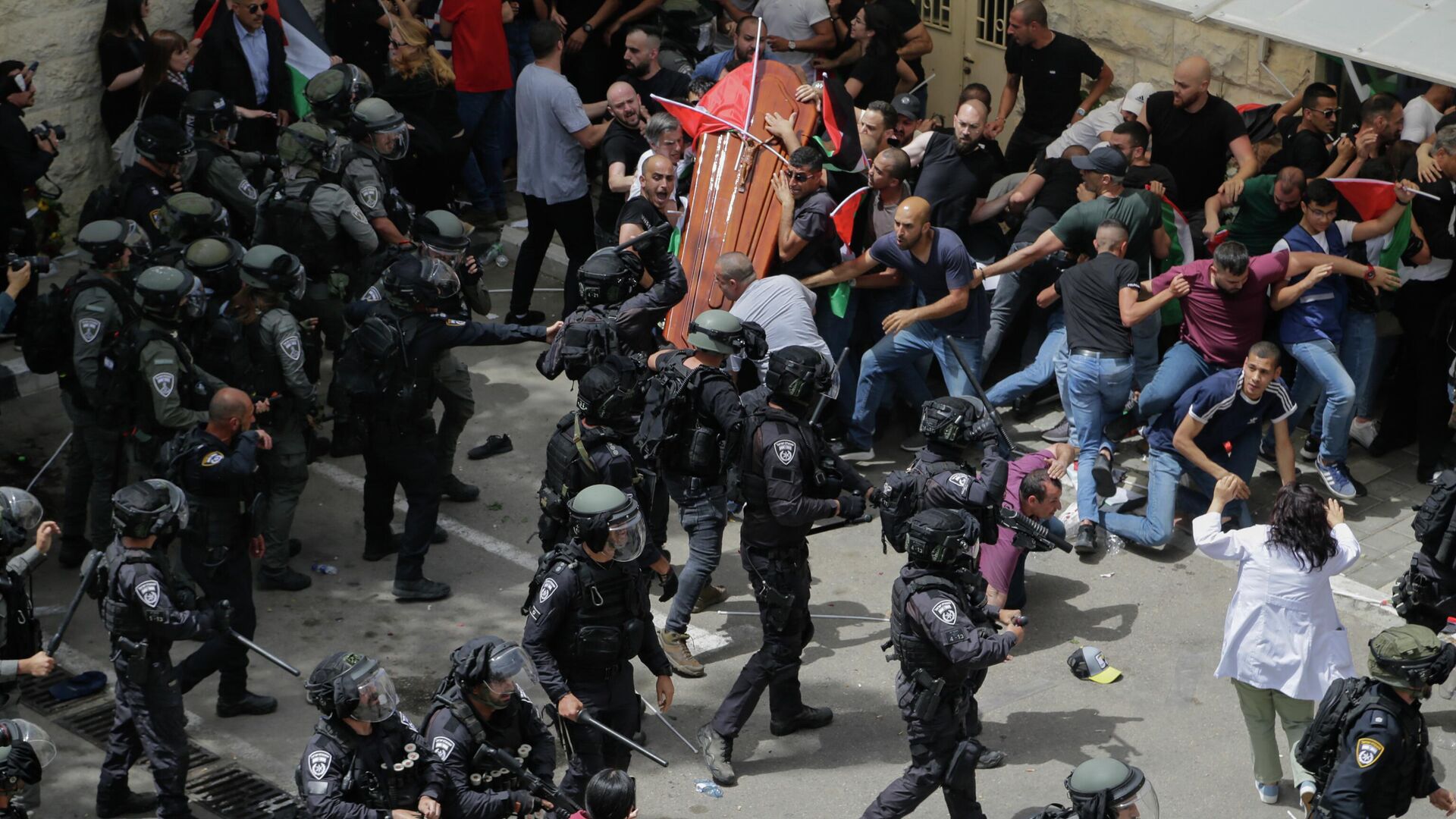 Israeli police confront with mourners as they carry the casket of slain Al Jazeera veteran journalist Shireen Abu Akleh during her funeral in east Jerusalem, Friday, May 13, 2022.  - Sputnik International, 1920, 05.07.2023