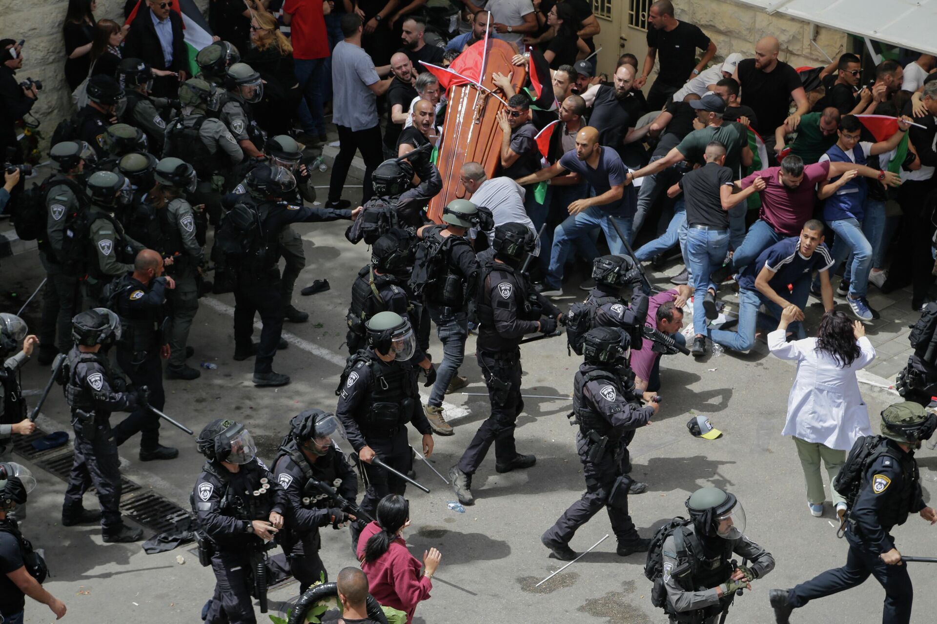 Israeli police confront with mourners as they carry the casket of slain Al Jazeera veteran journalist Shireen Abu Akleh during her funeral in east Jerusalem, Friday, May 13, 2022.  - Sputnik International, 1920, 16.05.2022