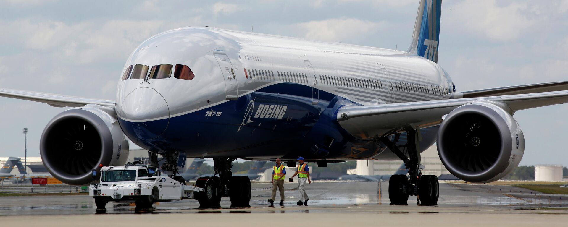  In this Friday, March 31, 2017, file photo, Boeing employees walk the new Boeing 787-10 Dreamliner down towards the delivery ramp area at the company's facility in South Carolina after conducting its first test flight at Charleston International Airport in North Charleston, S.C. Federal safety officials aren't ready to give back authority for approving new planes to Boeing when it comes to the large 787 jet, which Boeing calls the Dreamliner, Tuesday, Feb. 15, 2022. The plane has been plagued by production flaws for more than a year. - Sputnik International, 1920, 13.05.2022