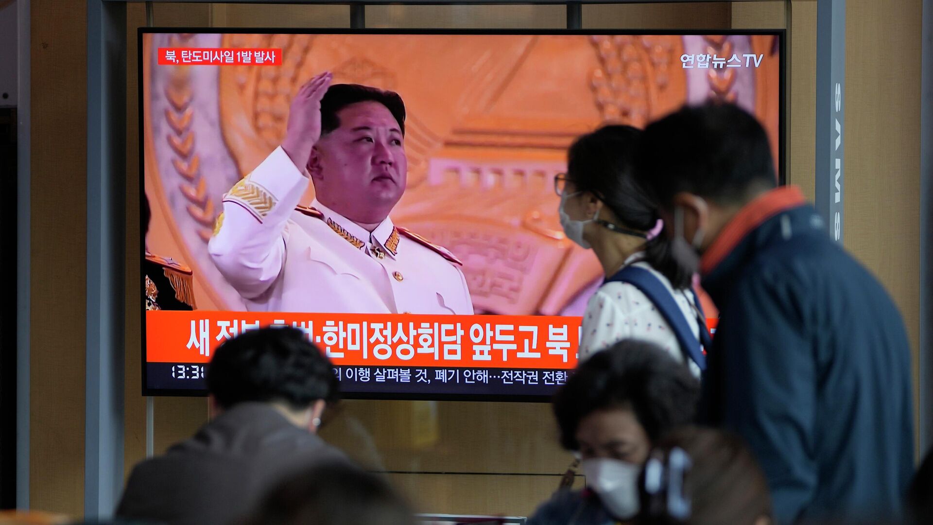 A TV screen showing a news program reporting on North Korea's missile launch with file footage of North Korean leader Kim Jong Un at a train station in Seoul, South Korea, Wednesday, May 4, 2022. - Sputnik International, 1920, 14.05.2022